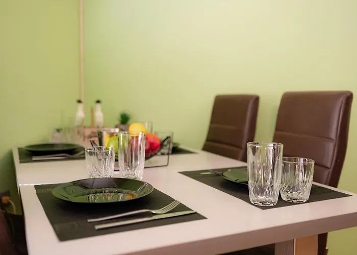 Centre With Free On-site Parking Apartment *